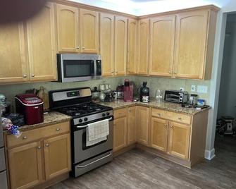 3-bedroom townhome with AC, Wi-Fi in Wilmington. Mayfair/Wrightsville Beach - Wilmington - Kitchen