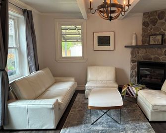 4Bed Downtown Gem,Modern Comfort, Fireplace,Huge Backyard,Step to Lake broadwalk - Temiskaming Shores - Obývací pokoj
