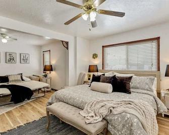 King Bed Full Kitchen Central Location - West Valley City - Bedroom