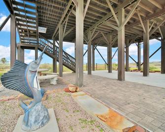 Adorable home with lots of space - close to the Gulf & ferry - Crystal Beach - Patio