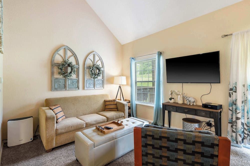 Warm Welcome Getaway Resort Stay for 6 With Amenities Near Downtown - ברנסון - סלון