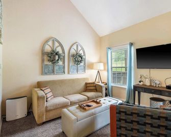 Warm Welcome Getaway Resort Stay for 6 With Amenities Near Downtown - Branson - Olohuone