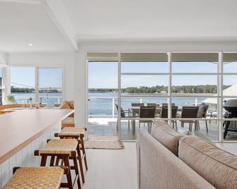 Burrill Lake Cottage - Ulladulla - Living room