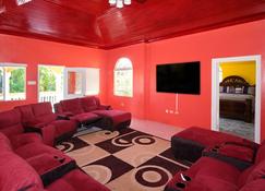 The Palms At Oracabessa Luxury Vacation Rental Fully Staffed - Oracabessa - Living room