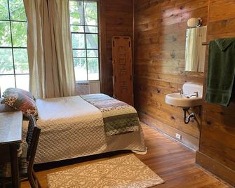 Historic Lodge on Private Campground - Athens - Bedroom