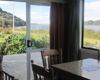 Opoutere - Nat's Place - Whangamata - Їдальня