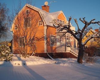 Cosy holiday villa: child-friendly, redecorated, Internet, fishing, motorboat - Totebo - Edificio