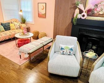 Girls Getaway w/ GlamRoom, Sleeps 12, Patio & Fire Pit Walk to Shop, Dink & Dine - Lee's Summit - Huiskamer