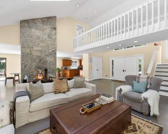 Southampton Summer Retreat - Southampton - Living room