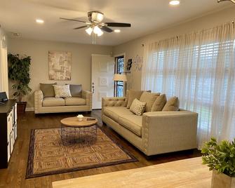 Luxury 3 Br/1 Ba Home 3 Minutes To Downtown Murfreesboro & 5 Minutes To Mtsu - Murfreesboro - Sala de estar
