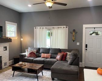 Red Door Retreat -3 bedroom house - Joplin - Living room