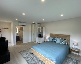 New, modern quiet private studio - Belmont - Bedroom