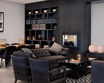 A Comfortable Stay a Short Walk from the Terminal! Onsite Dining! Rooftop Bar - Rotterdam - Lounge