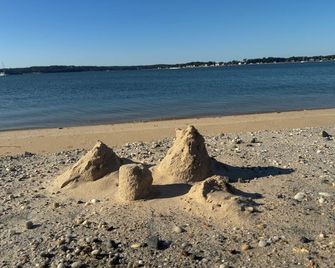 'The Gate House'on Beach front Estate with Dockage. Walk to Village . - Greenport - Beach