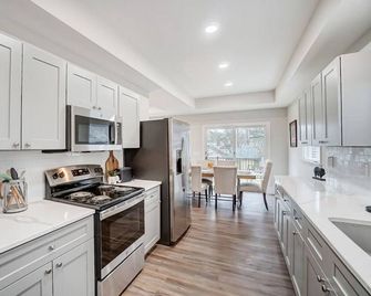 Main Street · Walking distance to shops, dining, and fun - Hamilton - Cocina