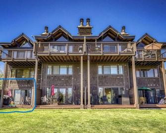 In The Heart Of Tahoe City! Private Beach And Pool! Walk Anywhere! - Tahoe City - Building