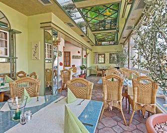 Gästehaus Mythos - רוסט - מסעדה