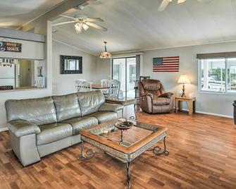 Sun-Dappled AZ Abode w/ River & Mtn Views! - Parker - Wohnzimmer