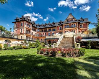 فندق غراند ستاماري - زاكوباني - مبنى