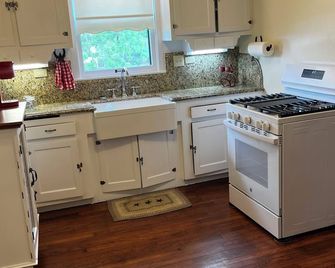 Recently restored 1933 Cozy 2-bedroom home walking distance to downtown Flatonia - Flatonia - Keuken