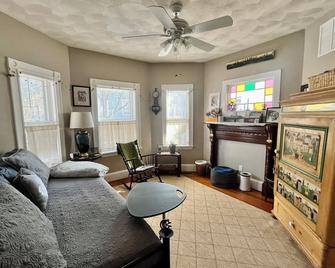 Private Apartment near Fresh Pond, Dog friendly - Cambridge - Living room