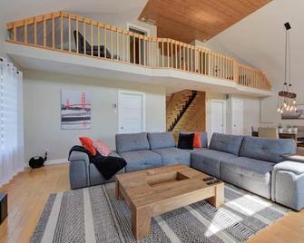 Au Bord du St-Maurice, navigable river, spa, and ski - Grandes-Piles - Living room