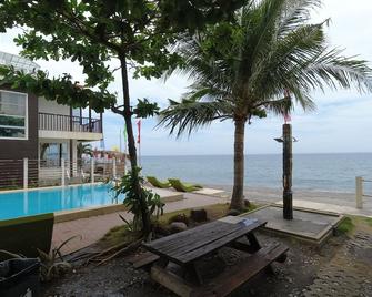 Brisa Marina Beach Resort powered by Cocotel - Morong - Piscina