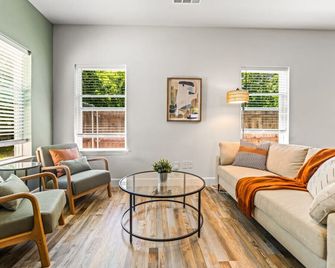 Modern & Spacious, Walk to historic Downtown | TSH - Rockwall - Living room