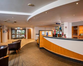 هوليداي إن إكسبريس إنتفي ران إ اس باي آيتش جي - إينفيرنيس - بار