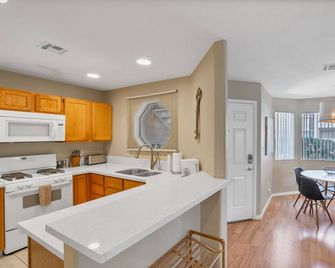 SuperHost 5 Star Service with 3 Bedroom U003 - Spring Valley - Cocina