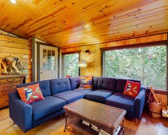 Ruby Creek Retreat - Port Orchard - Living room