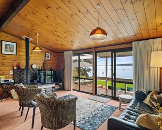 Peaceful Picnic Bay - Surfdale Holiday Home - Surfdale - Living room