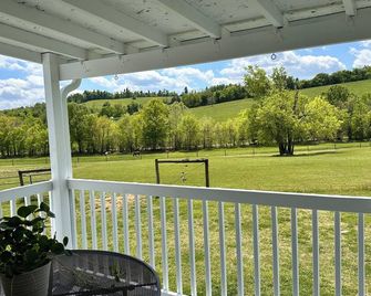 Modern, Farmhouse Experience-From our Farm to your Table -family& pet friendly - Shelbyville - Balcón