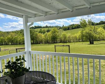 Modern, Farmhouse Experience-From our Farm to your Table -family& pet friendly - Shelbyville - Balkon