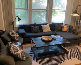 Lovely sophisticated renovated 2 BR - Albany - Living room
