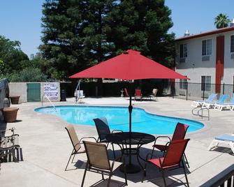 Quality Inn and Suites Fresno Northwest - Fresno - Pool