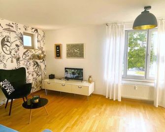 Fly Inn Apartment Berlin - Schönefeld - Living room