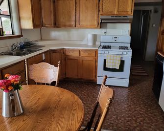 Top of the Hill Guest House - Truth or Consequences - Kitchen