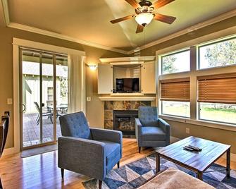 Redmond House with Community Amenities Access - Redmond - Living room