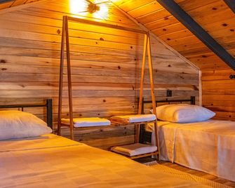 أيفاليك تراينجو بنجالوف - ايفاليك - غرفة نوم