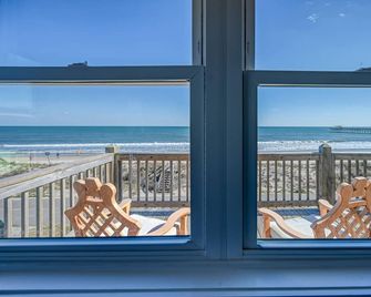 Ocean, ocean and MORE ocean! Renovated from top to bottom! Great for families! - Sneads Ferry - Balcón