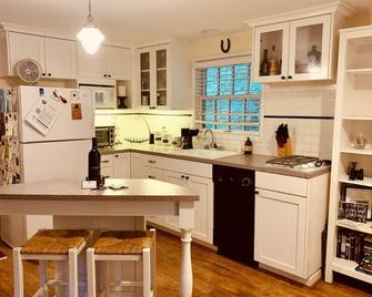 Charming Creekside Cottage! Relax in nature yet only a short walk to town! - Nevada City - Kitchen