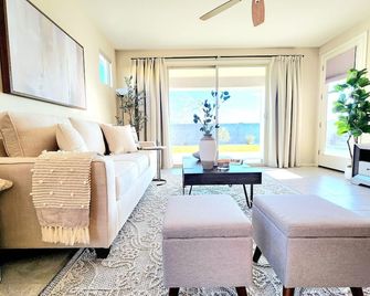 Modern Home in the Desired Location! - Phoenix - Living room