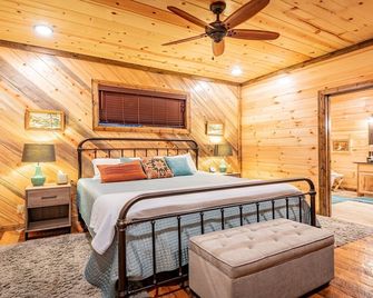 Serene Mountain Oasis - Wood Fireplace, Hot Tub, Deck - Broken Bow - Bedroom