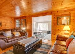 Family-Friendly Center Ossipee Cabin with Fire Pit! - Center Ossipee - Вітальня