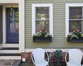 Gorgeous High End Charlestown Home -Hot Tub on Rooftop Deck, Trampoline & More! - Boston - Pátio