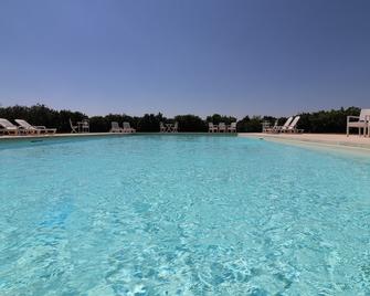 B b With Swimming Pool Tenuta Agrumi del Salento Triple Deluxe Citrus Attic - Carmiano - Piscina