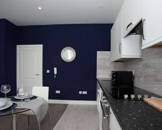 Cross St Boutique Apartment - Altrincham - Kitchen