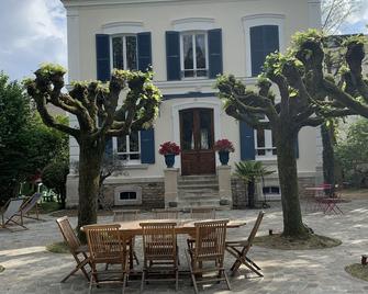 Villa La Marquise de la Chesnaie à 15 mn de Paris - Eaubonne - Patio