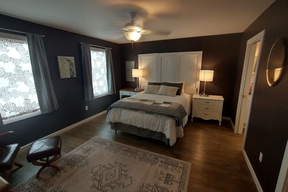 Highway 2 Modern Cottage - Cut Bank - Bedroom
